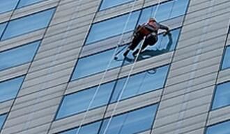 高空保潔的時(shí)候，如何刮去多余的水痕呢？